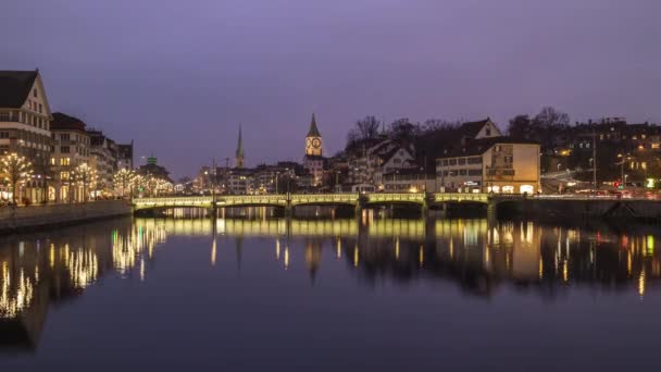 Rzeki Limmat w centrum Zurychu, w wieczór — Wideo stockowe