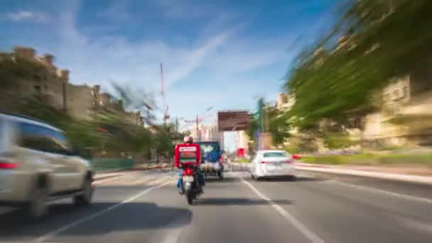 Trafic routier sur la rue d'Abu Dhabi — Video