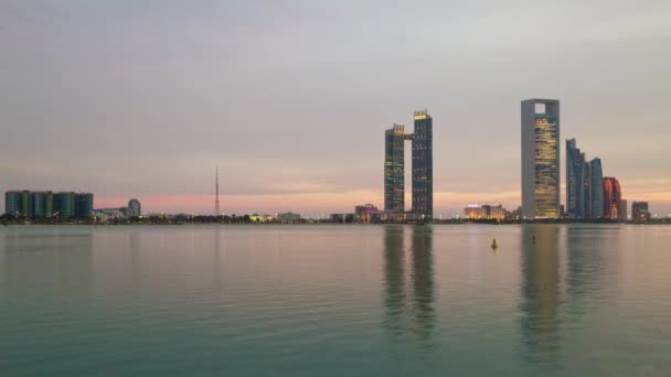 Vue panoramique sur la ville d'Abu Dhabi — Video