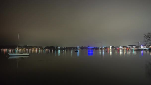 Río Limmat en el centro de Zurich por la noche — Vídeos de Stock