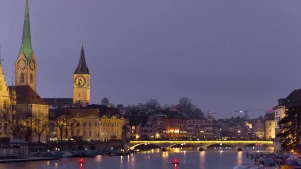 Akşam Zürih'in merkezinde Limmat Nehri — Stok video