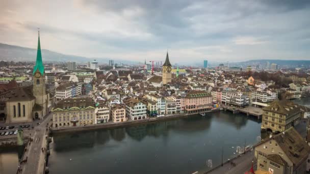Rivier Limmat in centrum van Zürich — Stockvideo