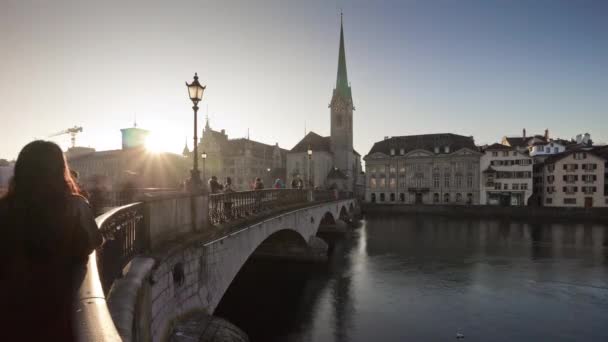 Gatutrafik i Zürich — Stockvideo