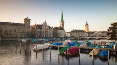 Zürih'in merkezinde Limmat Nehri 