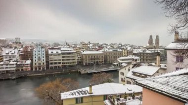 Zürih'in merkezinde Limmat Nehri 
