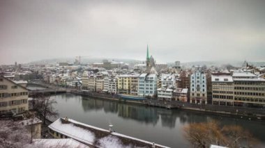Zürih'in merkezinde Limmat Nehri 