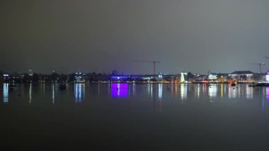 Akşam Zürih'in merkezinde Limmat Nehri