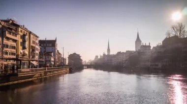 Zürih'in merkezinde Limmat Nehri 