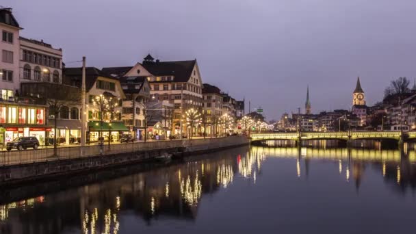 Flusslimmat im Zentrum von Zürich am Abend — Stockvideo