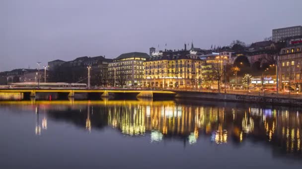 Řeky Limmat v centru Curychu, v večer — Stock video