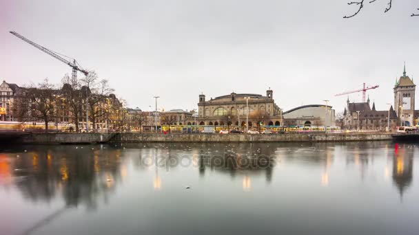 Río Limmat en el centro de Zurich — Vídeo de stock