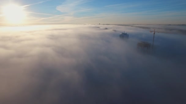 Paesaggio urbano sotto nebbia — Video Stock