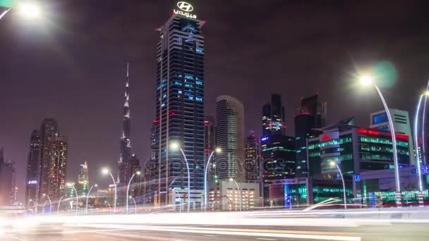 Tráfego noturno na rua de Abu Dhabi — Vídeo de Stock