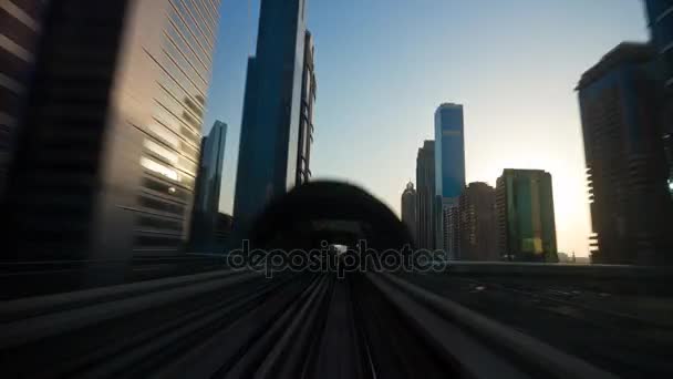 Dubai metro tren yüksek yolculuğu — Stok video