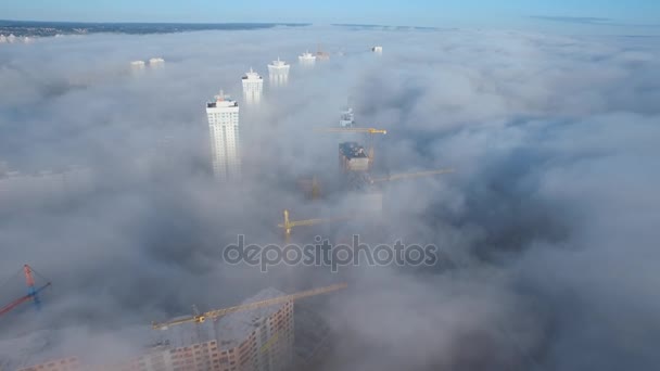 Paisagem urbana sob nevoeiro — Vídeo de Stock