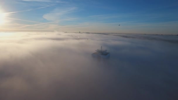 Paisaje urbano bajo niebla — Vídeo de stock