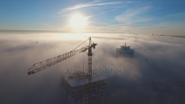 Paisaje urbano bajo niebla — Vídeos de Stock