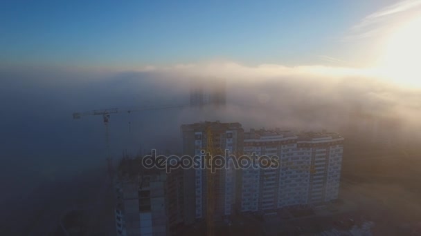 Paesaggio urbano sotto nebbia — Video Stock