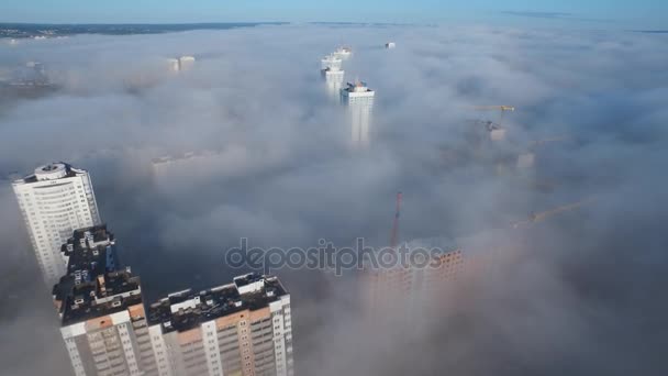 Городской пейзаж под туманом — стоковое видео