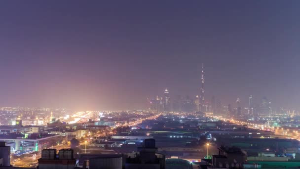 Nacht verkeer op straat van Abu Dhabi — Stockvideo