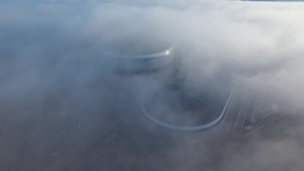 Paisaje urbano bajo niebla — Vídeo de stock