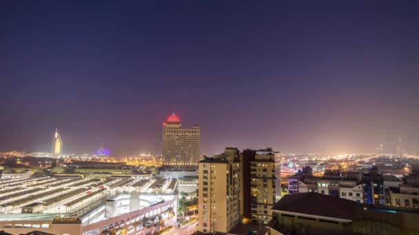 阿拉伯联合酋长国阿布扎比街上夜交通 — 图库视频影像