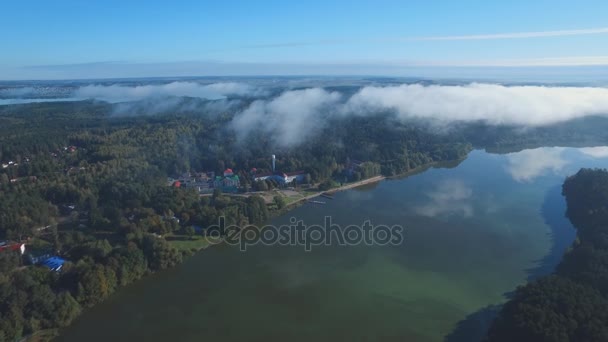 Panoráma města v mlze — Stock video