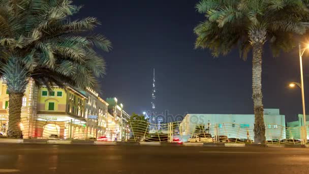 Tráfico nocturno en la calle de Abu Dhabi — Vídeos de Stock