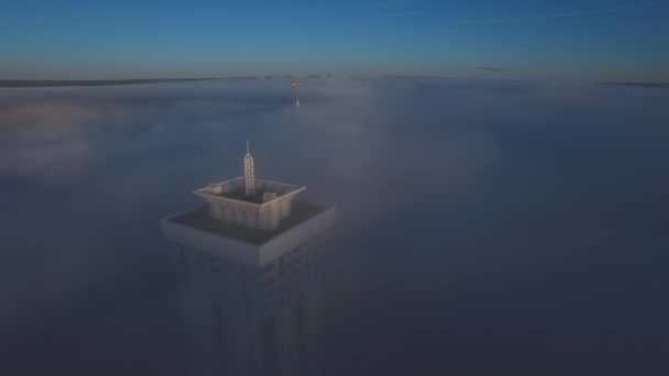 Paisagem urbana sob nevoeiro — Vídeo de Stock