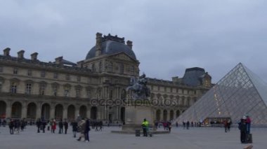 Paris 'teki Louvre Müzesi
