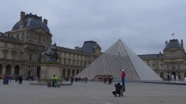 Paris 'teki Louvre Müzesi