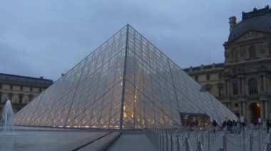 Paris 'teki Louvre Müzesi