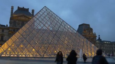 Paris 'teki Louvre Müzesi