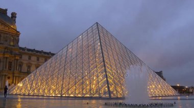 Paris 'teki Louvre Müzesi