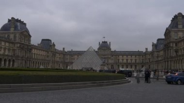 Paris 'teki Louvre Müzesi