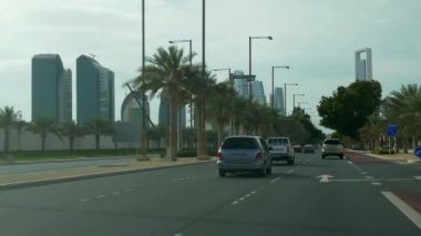 Abu Dabi Caddesi'ndeki trafik
