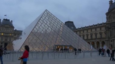 Paris 'teki Louvre Müzesi