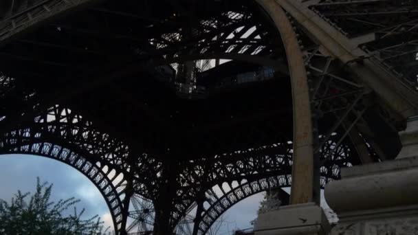 Turistas en la Torre Eiffel — Vídeo de stock