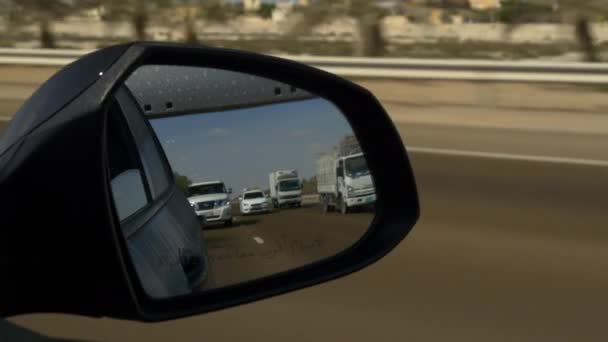 Auto fährt auf Dubais Straßen — Stockvideo