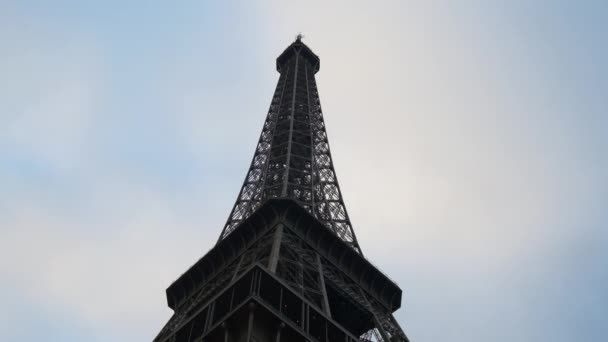 Turister på Eiffeltornet — Stockvideo