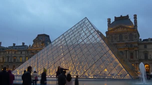 Louvre Museum in Paris — Stockvideo