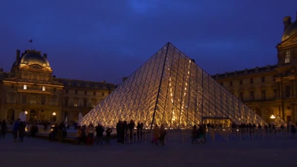 Музей Лувр у Парижі — стокове відео