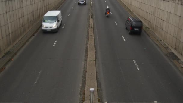 Tráfico diurno en París — Vídeo de stock