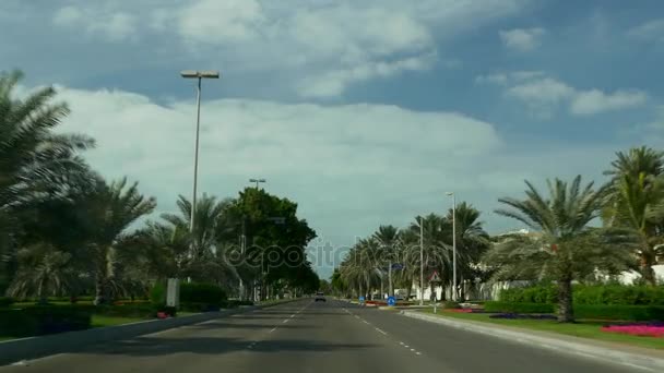 Silničního provozu na ulici v Abú Dhabí — Stock video