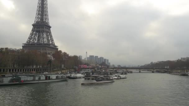 Torre Eiffel durante el día — Vídeos de Stock