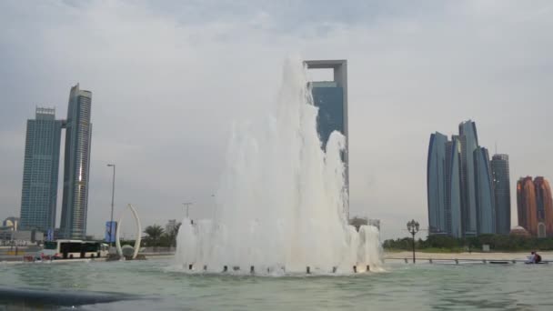 Abu dhabi bahía fuente panorama — Vídeos de Stock