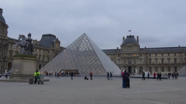 Louvre Múzeum Párizsban — Stock videók