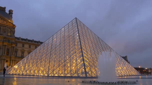 Muzeum Louvre v Paříži — Stock video