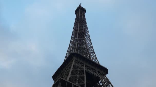 Touristen am Eiffelturm — Stockvideo