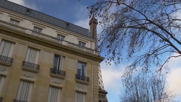 Turistas en la Torre Eiffel — Vídeos de Stock